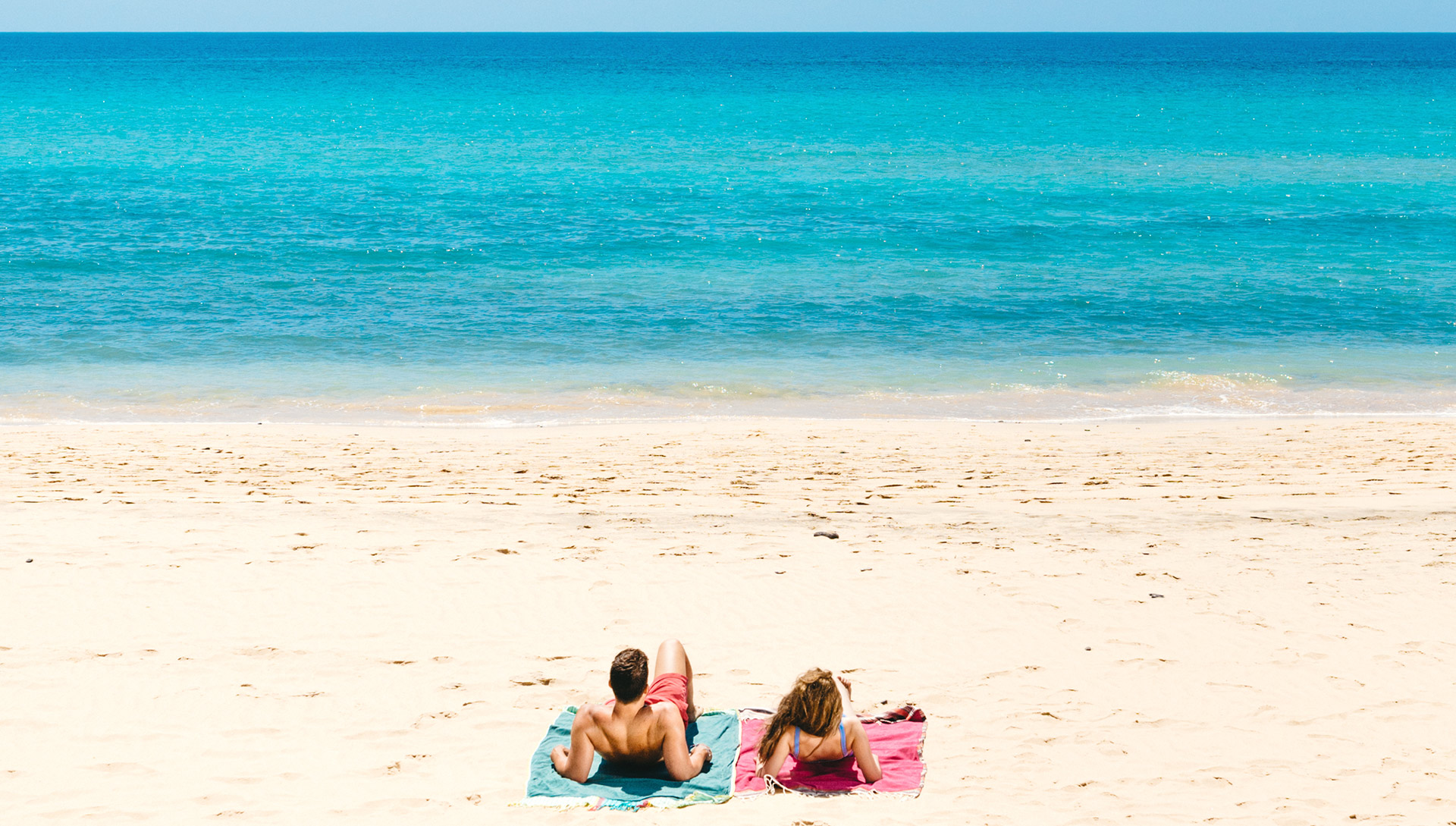 Pareja tumbada en la playa de Jandía