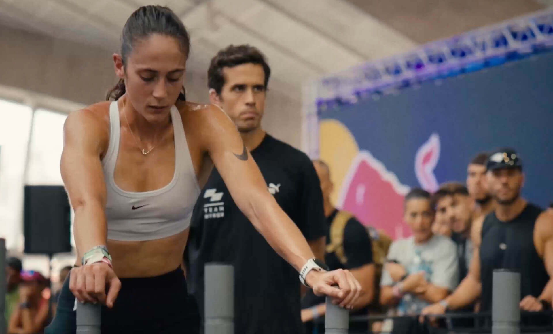 Manuela García compite en HYROX ante el público durante una prueba de fuerza y resistencia.