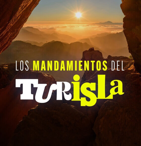 Paisaje montañoso al atardecer visto desde una cueva, con un mar de nubes y tres personas sentadas en un mirador de roca.