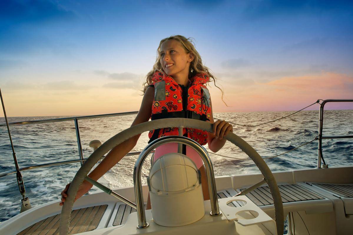 Niña y barco