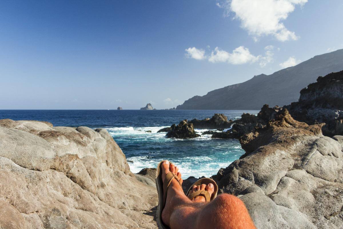 Pies en acantilado en Charco de Los Sargos, El Hierro