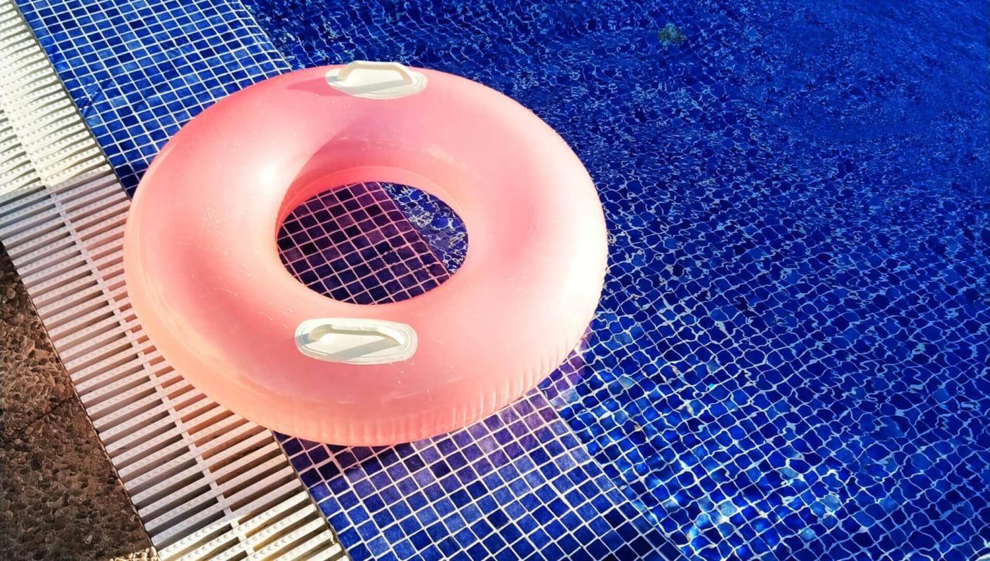 Flotador en piscina