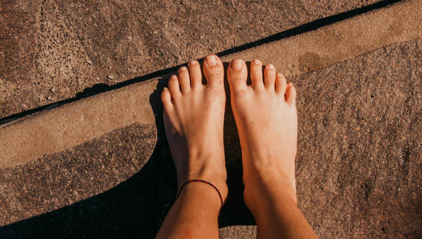 Primer plano de pies descalzos