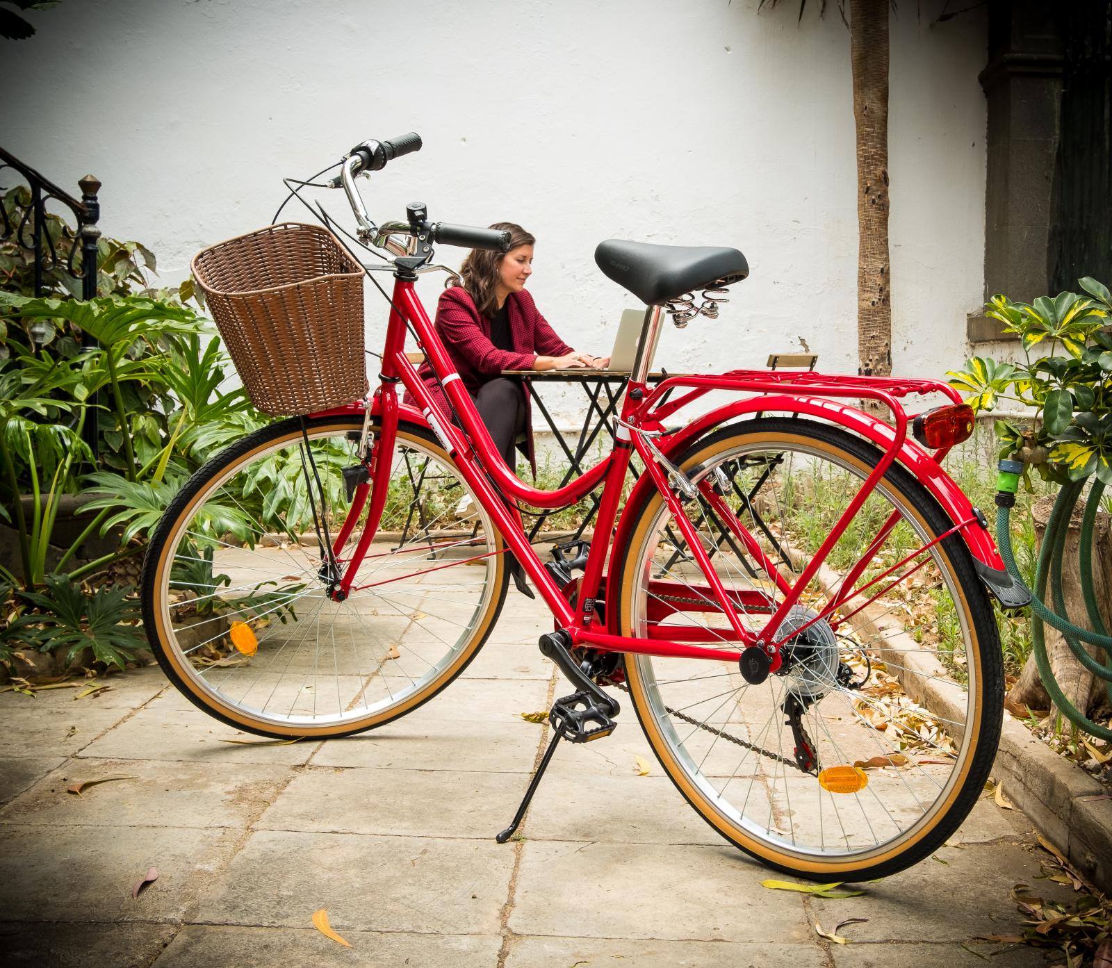 Bicicleta y trabajadora en terraza de un co-working 