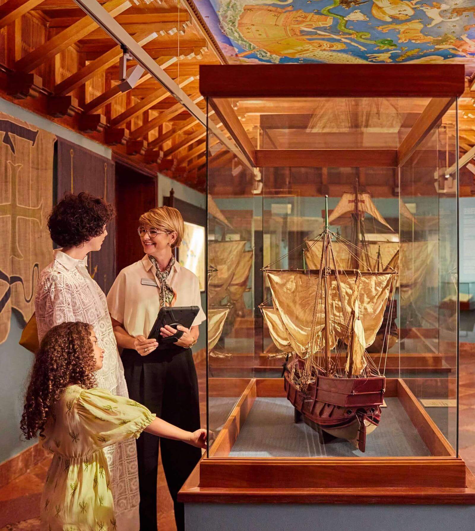 Interior de museo histórico con piezas que reflejan patrimonio cultural y legado ancestral