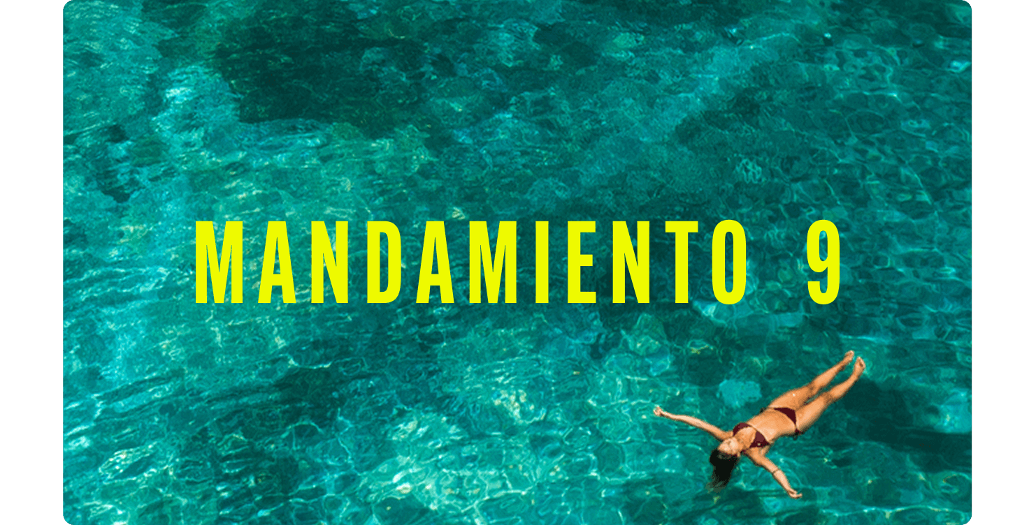 Persona flotando boca arriba en un mar transparente de tonos turquesa, vista desde arriba.