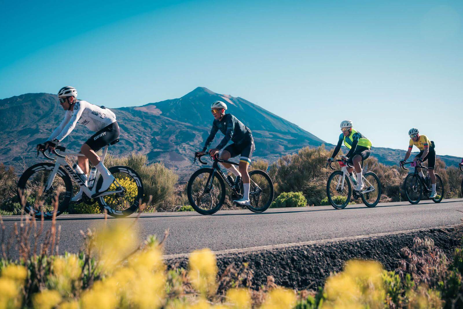 Pelotón pasando por Boca Tauce en la Vuelta Ciclista al Teide 