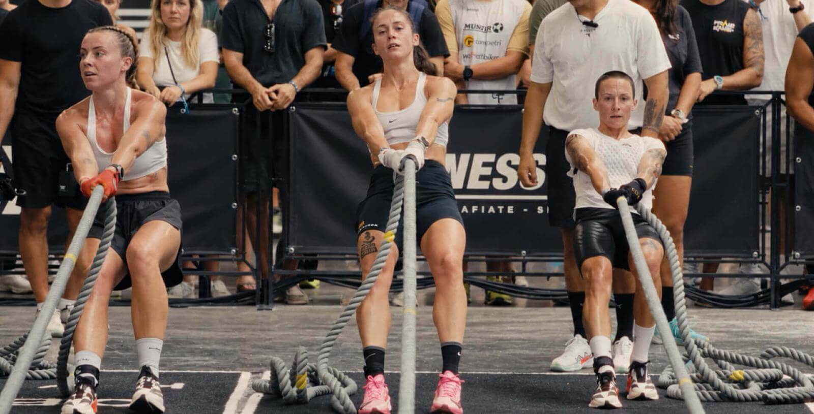 Manuela García y otras atletas compiten en una prueba de arrastre de cuerda durante HYROX.