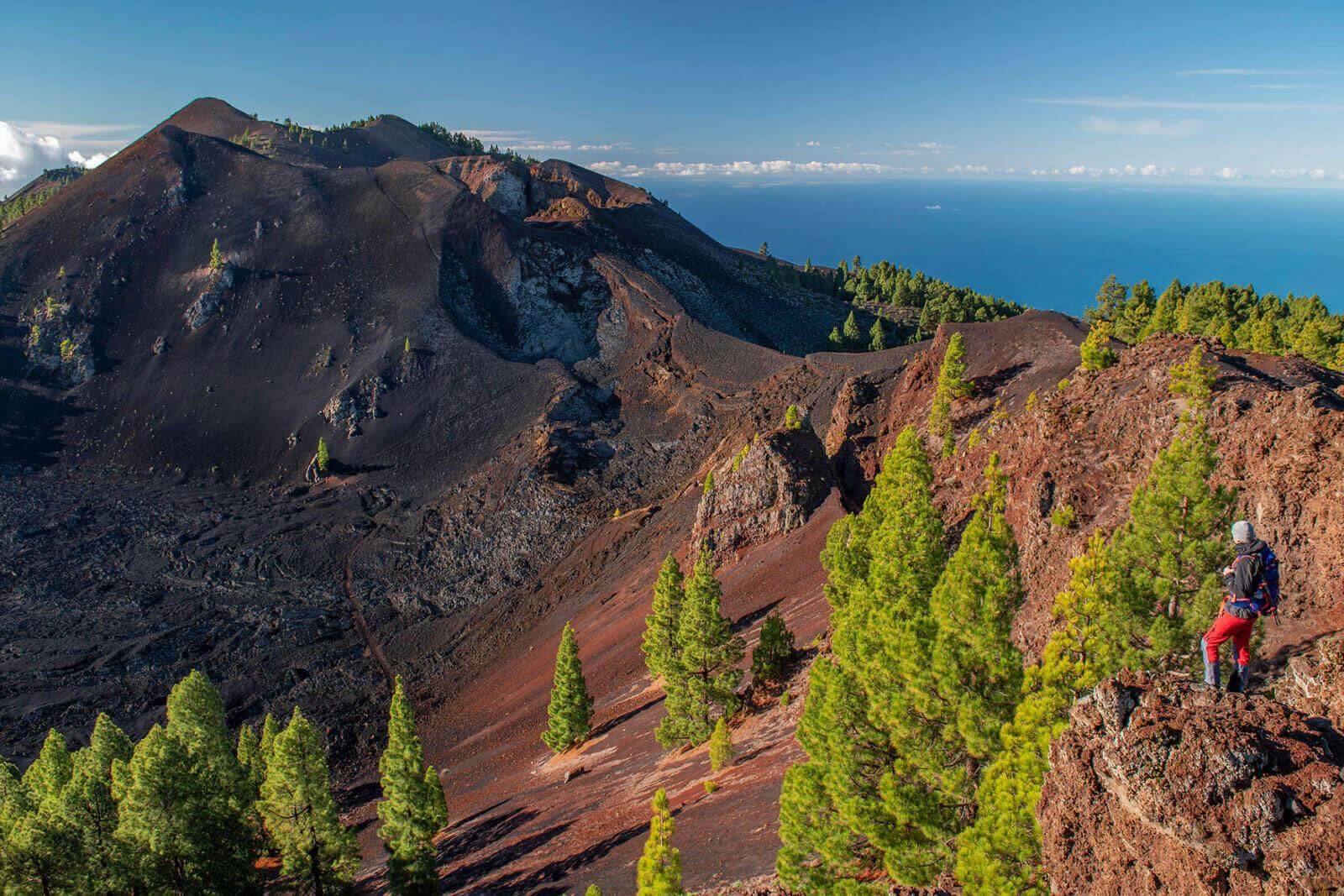 https://www.holaislascanarias.com/sites/default/files/styles/image_paragraph_mobile/public/block-images/2023-11/PH28055-volcan-san-juan-mb.jpg