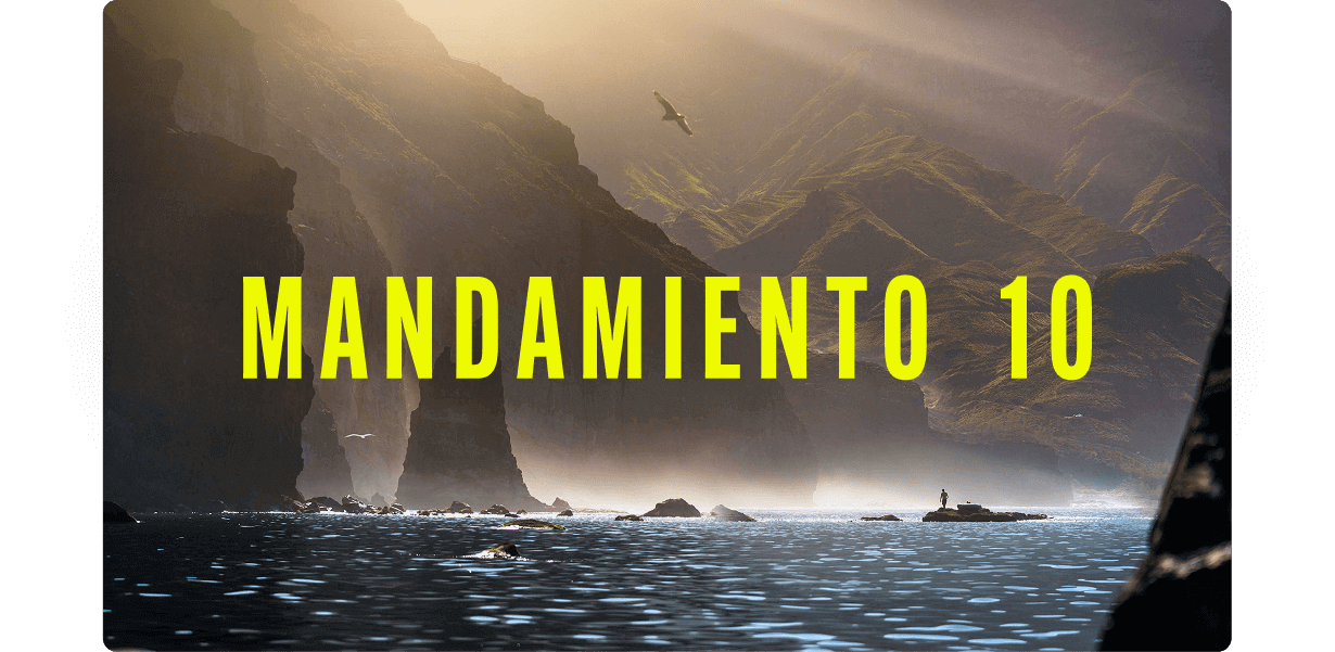 Acantilados iluminados por la luz del atardecer junto al mar brumoso, con una pequeña embarcación cercana y un ave planeando.