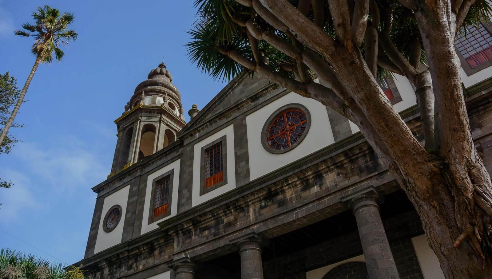 Vista de la Catedral de San Cristóbal de La Laguna con campanario y arquitectura histórica canaria.