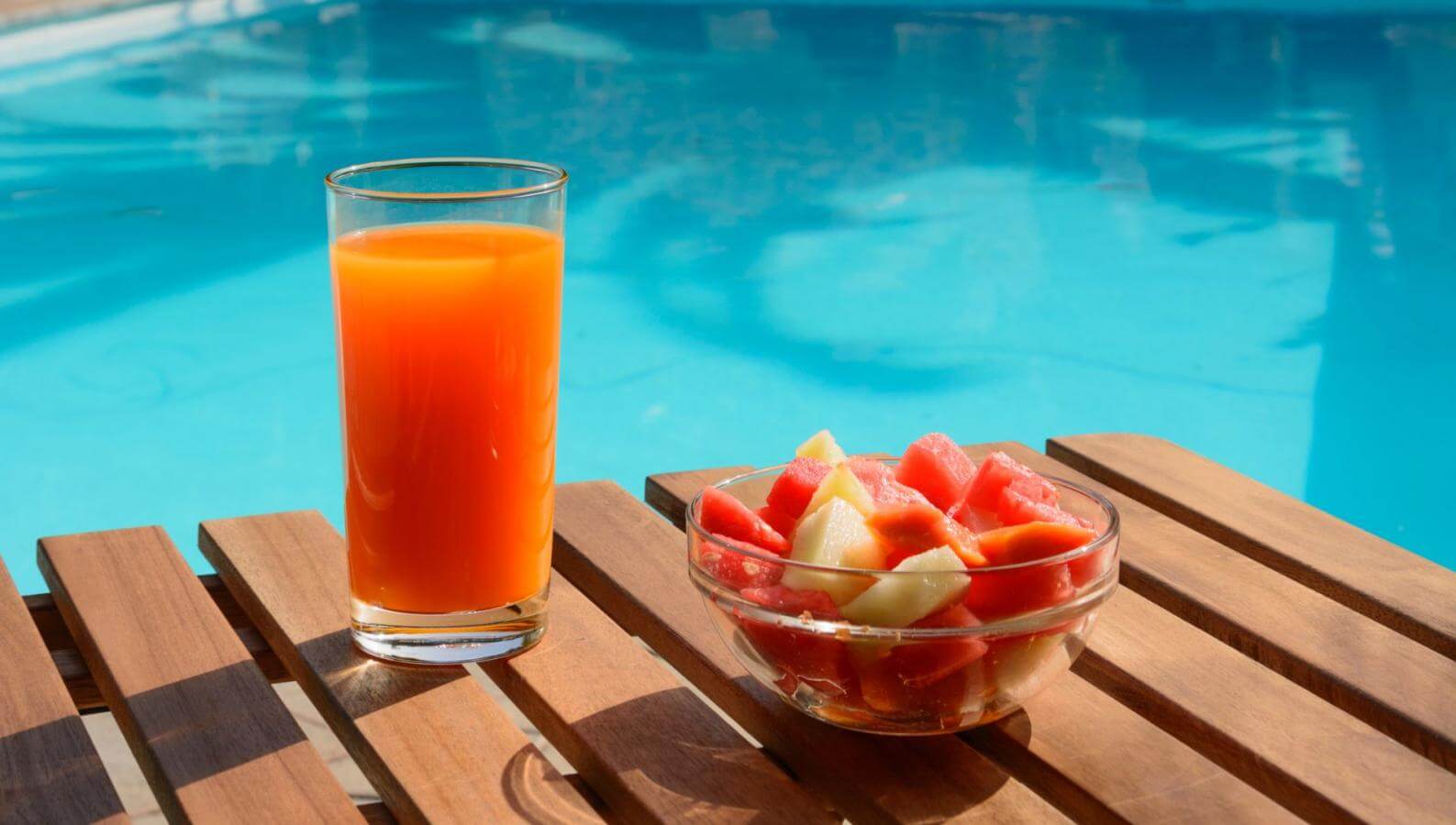 Desayuno piscina escritorio