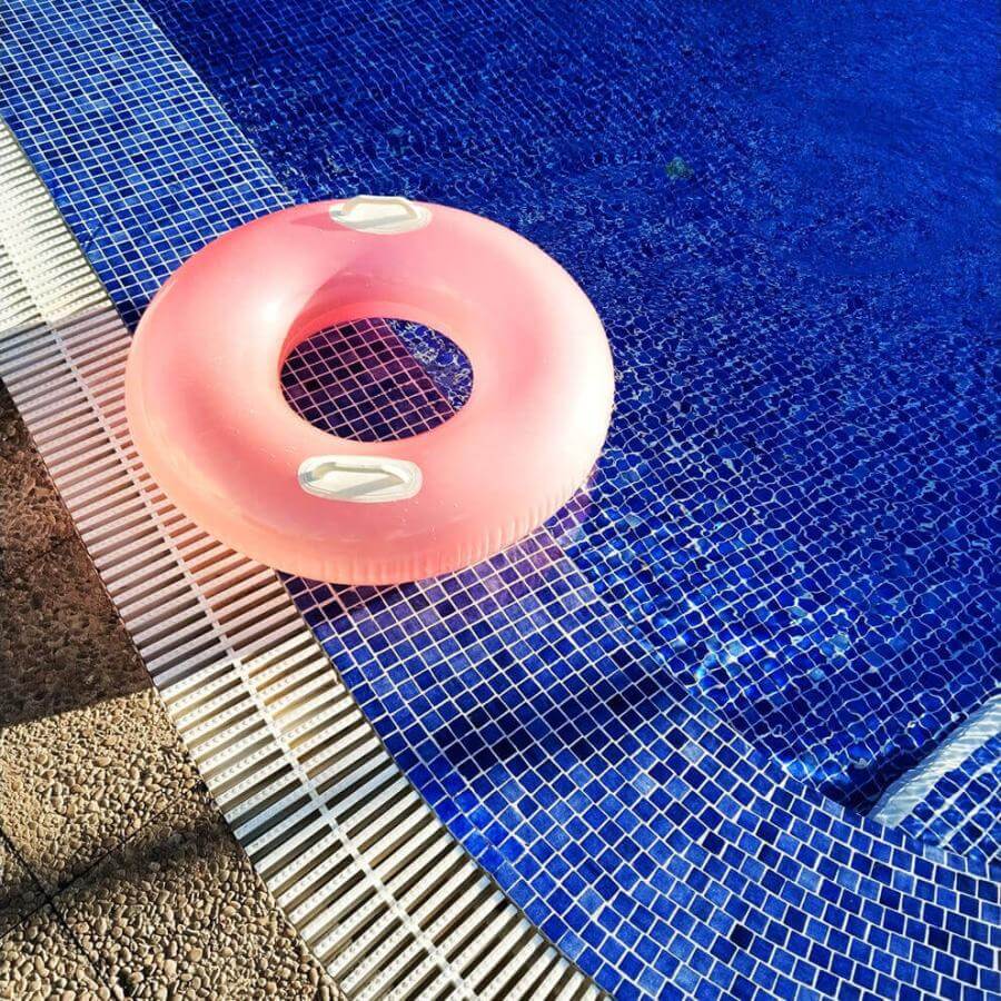 Flotador en piscina