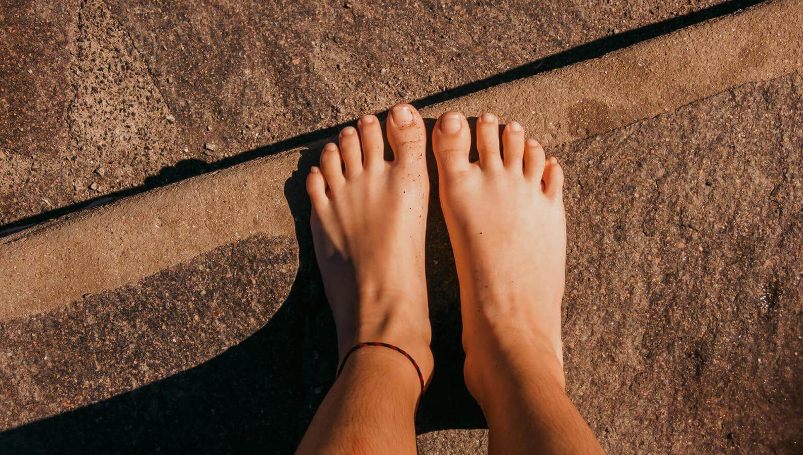 Primer plano de pies descalzos
